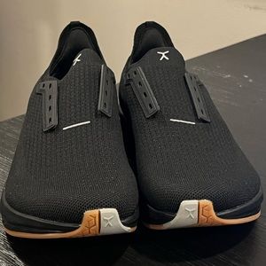 Flux Adapt Runner Sneakers, Sz 9 women 
Sz 7.5 men, black